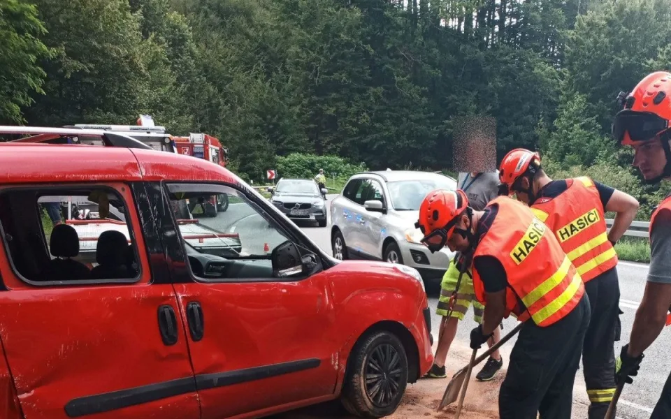 Neváhal a jednal. Brněnský strážník po cestě na dovolenou pomohl rodině z převráceného auta