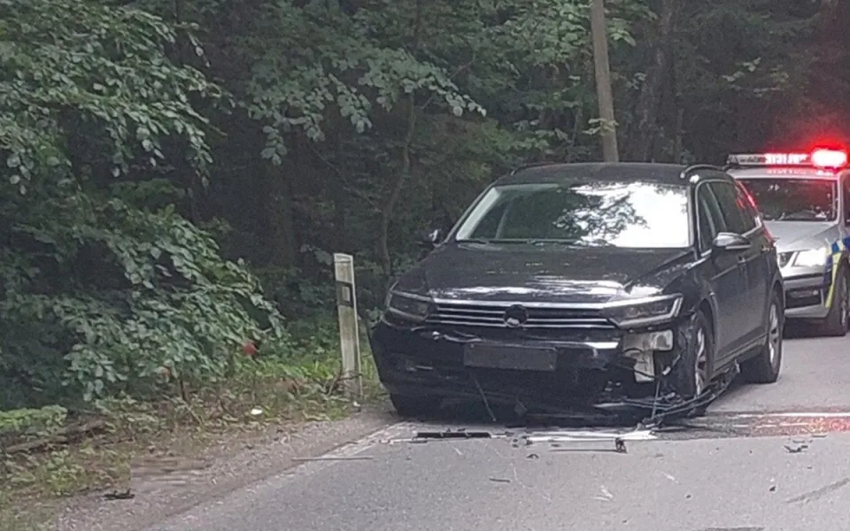 Mladík na motorce dostal smyk a srazil se s autem. Musel pro něj vrtulník. Foto: Se svolením Policie ČR