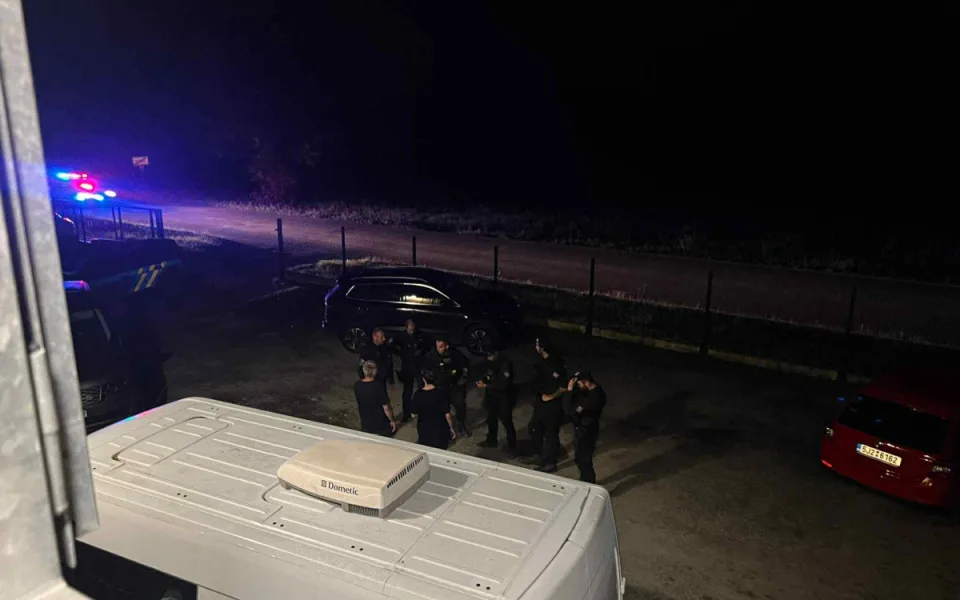 Policie evakuovala televizi Šlágr, anonym nahlásil bombu v přímém přenosu
