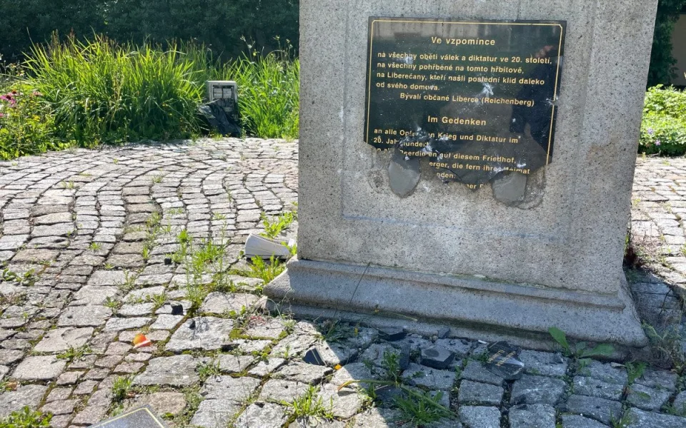 Vandalové řádili v Zahradě vzpomínek. Poničili několik soch a pomníků