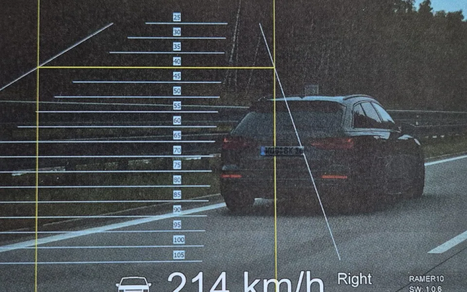Tři hazardéři na D1. Jeden z nich se řítil rychlostí 214km/h, hned přišel o papíry