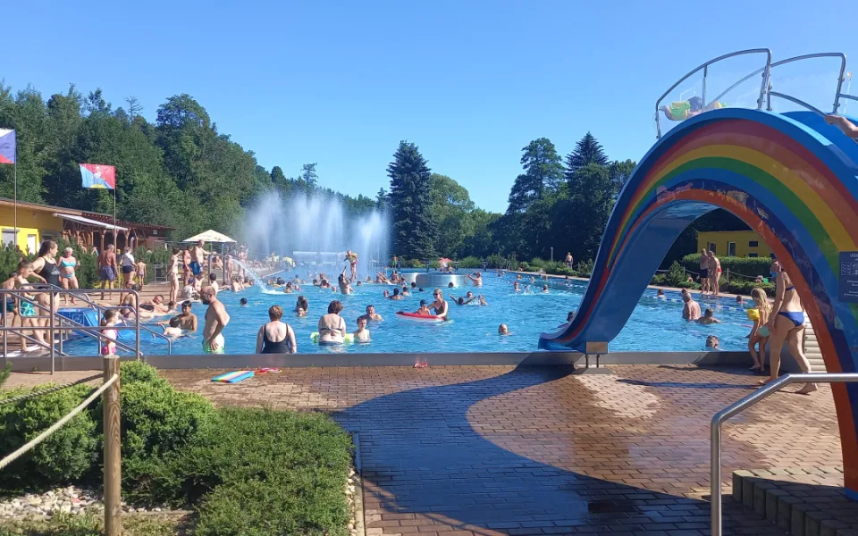 FOTO: Koupaliště v Lukách bylo v červenci čtrnáct dní zavřené, nyní opět ožilo