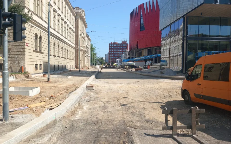 Tolstého ulici svírají uzavírky, řeší se termín otevření úseku před arénou