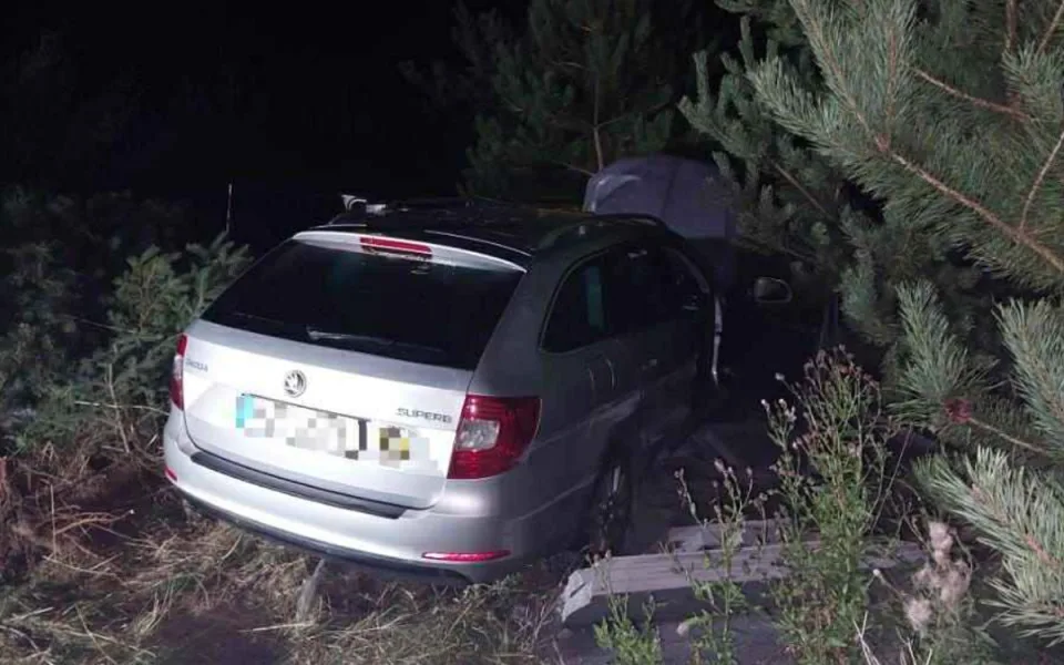 Noční tragédie na Jihlavsku. Řidič v autě zemřel po nárazu do zídky 