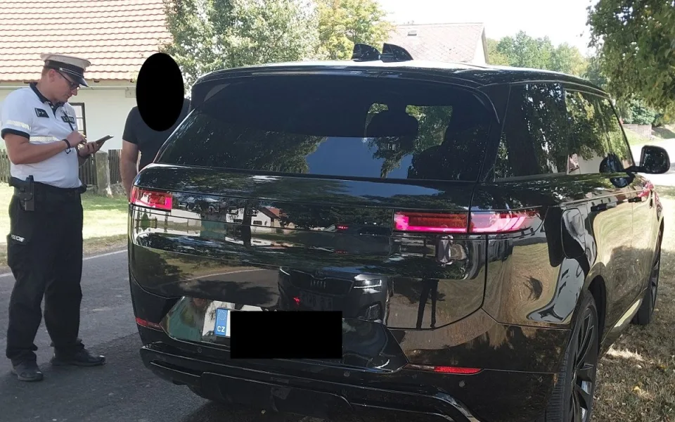 Řidič Roveru projížděl po D1 s modrým majákem. Na policisty byl velmi arogantní