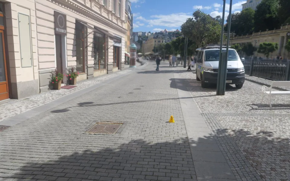 Cyklista v Karlových Varech srazil chodkyni. Údajně do něj vrazil neznámý chodec. Foto: Se svolením Policie ČR