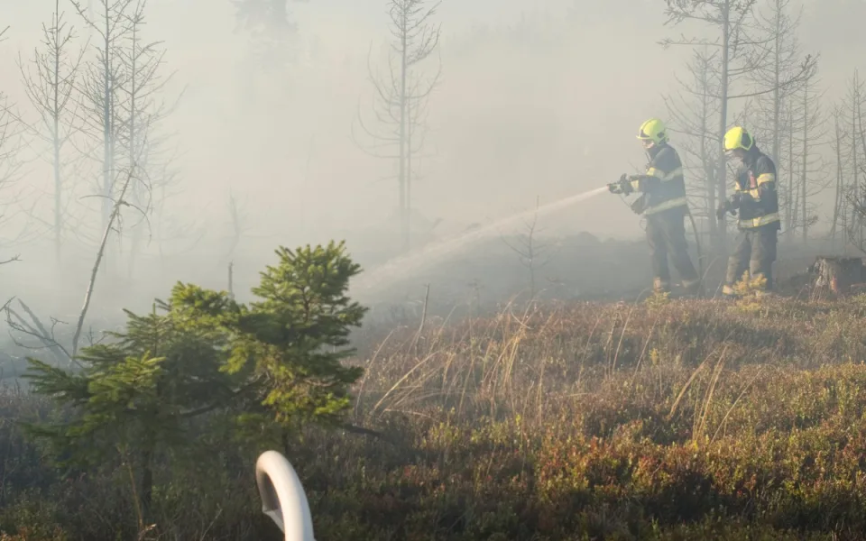 Ve vojenském prostoru v Brdech vypukl požár, hasiči využili i vrtulník