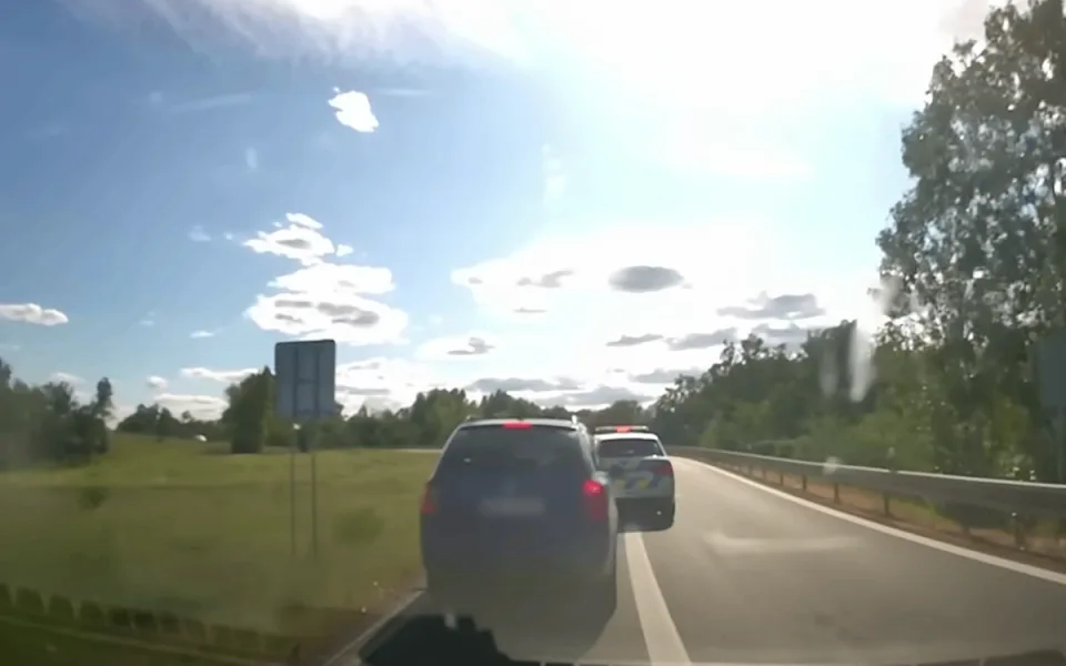Brněnský pirát silnic nezná mezí. Nezastavily ho zákazy řízení ani odtahovka