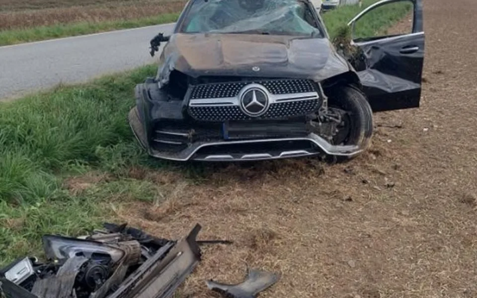 Řidič mercedesu jel moc rychle, po havárii skončil v poli. Foto: Se svolením Policie ČR