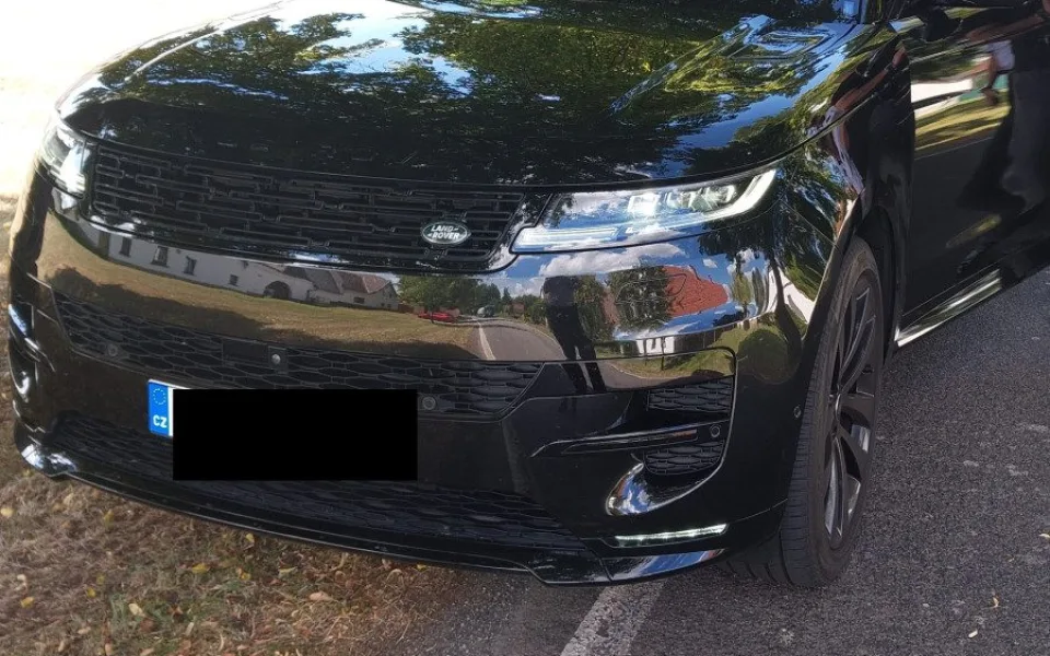 Řidiče Range Roveru, který jel po dálnici s modrým majákem, čeká správní řízení. Foto: Se svolením Policie ČR
