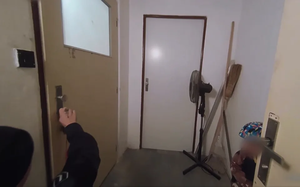 VIDEO: Chlapeček zamkl mámu ve sklepě, a netušil, jak ji znovu vysvobodit.