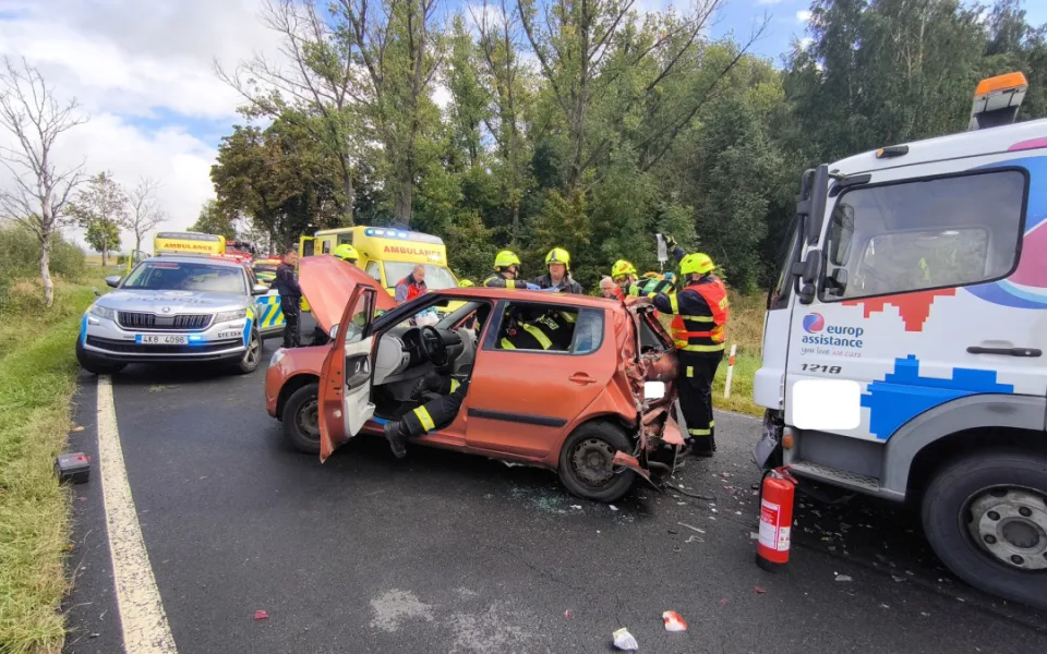 FOTO: U Hroznětína se při nehodě zranili tři lidé, letěly pro ně dva vrtulníky. Foto: Se svolením JSDH Ostrov