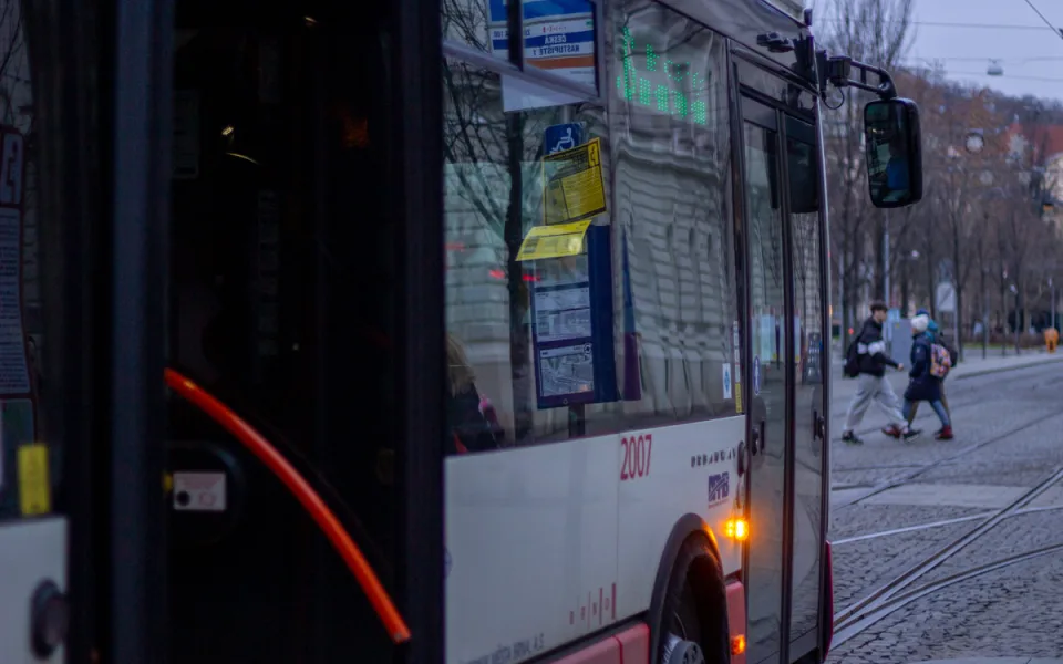 Útok na seniora v trolejbusu v Brně bude mít dohru, padesátníkovi hrozí vězení