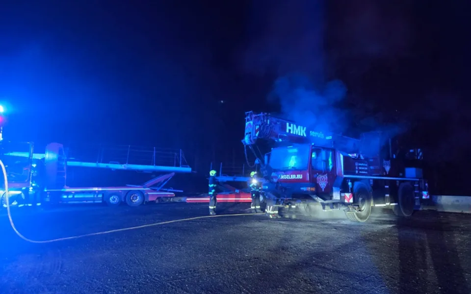 Ve Stráži nad Nisou řádil včera žhář. Přišel po čtyřech, poté zapálil jeřáb