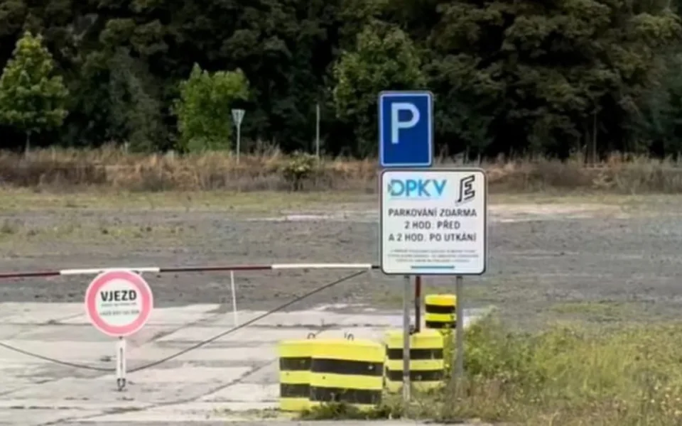 Parkování během hokeje zdarma. Karlovy Vary nabízí nové parkoviště pro 500 aut. Foto: Se svolením MMKV
