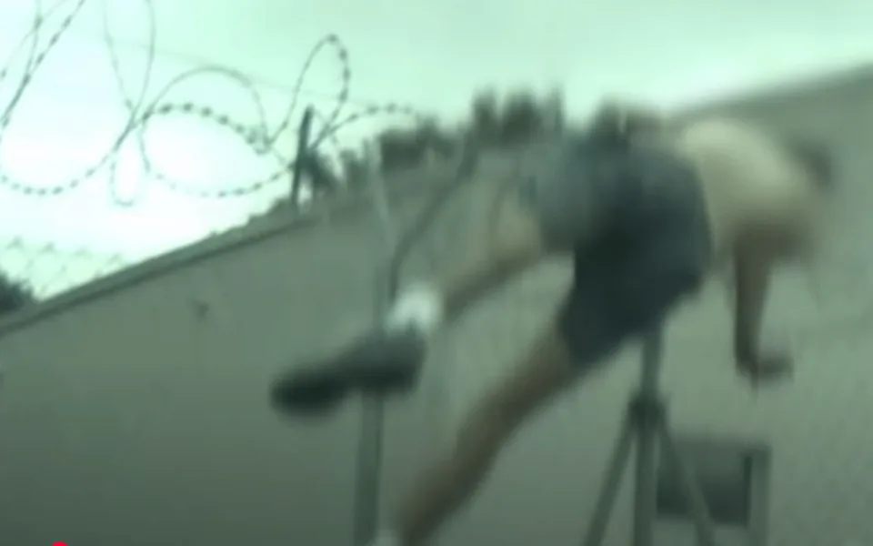 Zloděj před hlídkou utekl na policejní pozemek. Zamotal se tam do ostnatého drátu