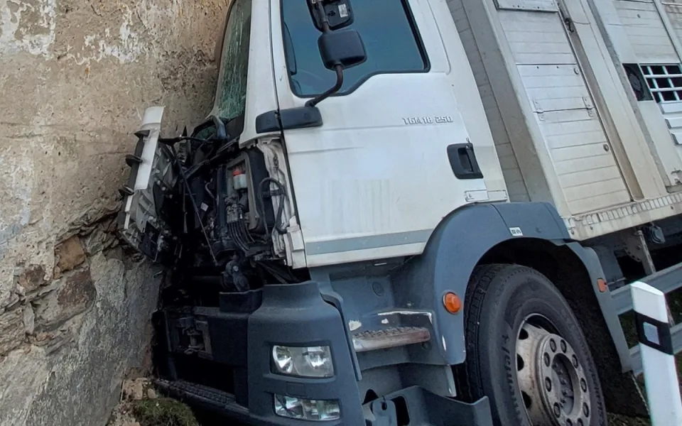 Řidič kamionu usnul za volantem, zastavil se až o zeď stodoly v Milovech. Foto: Se svolením Policie ČR