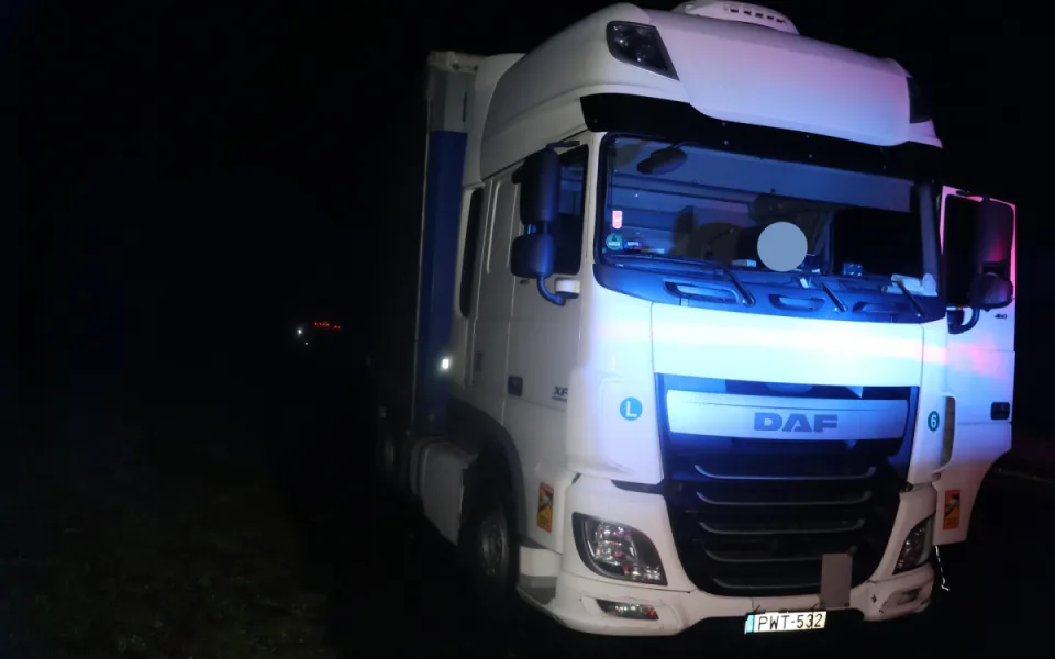 Po dálnici jel večer cizinec, který měl téměř dvě a půl promile. Řídil kamion. Foto: Se svolením Policie ČR