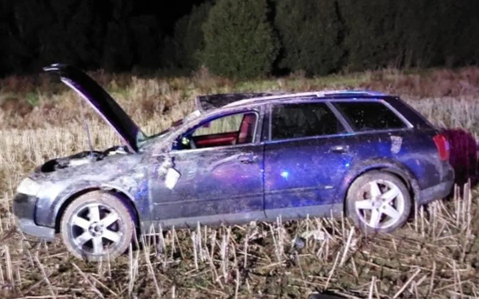 Devatenáctiletý řidič za volantem audi jel moc rychle a kolem půlnoci havaroval. Foto: Se svolením Policie ČR