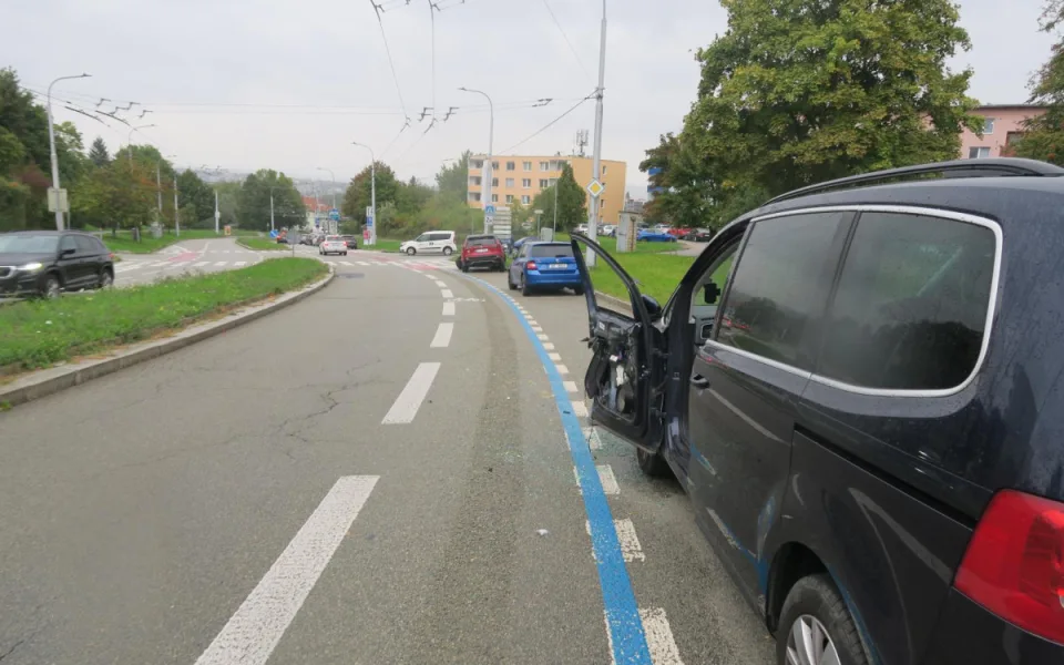 Neznámý řidič v Brně srazil muže nastupujícího do auta a ujel. Policisté hledají svědky