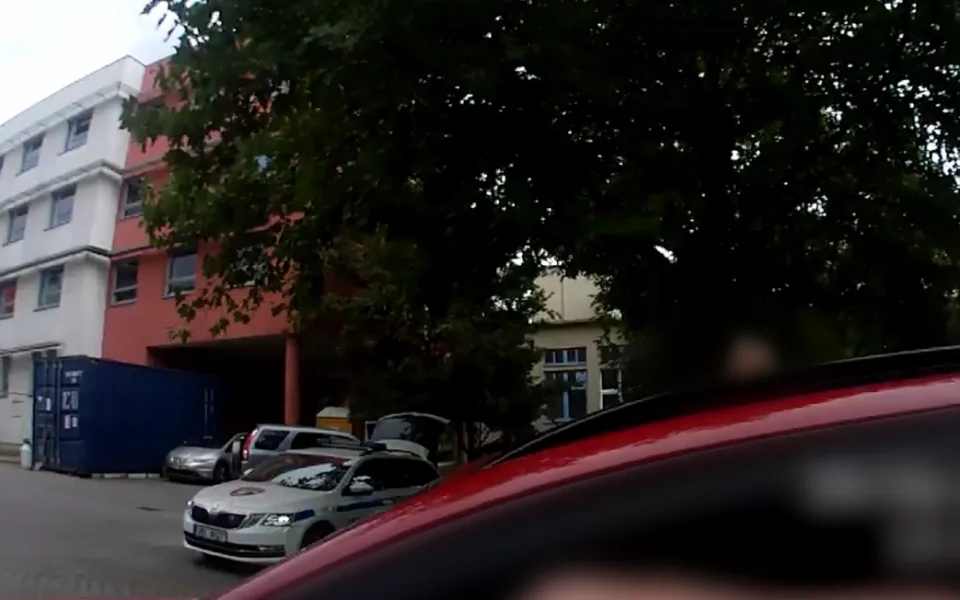 Muž se řítil ulicemi Brna, před kontrolou se vydával za bratra. Hrozí mu vězení
