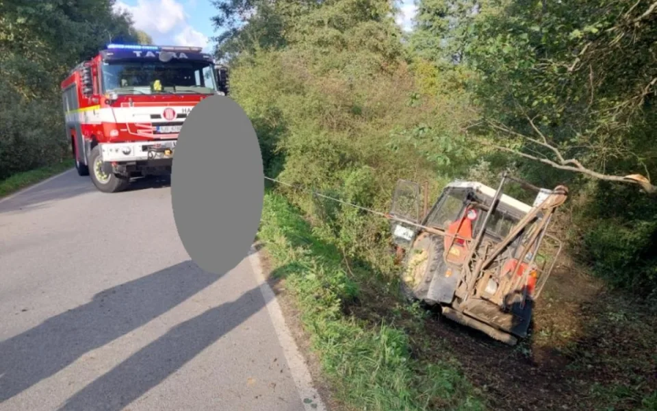 U Třeštice boural pětasedmdesátiletý traktorista. Vjel na krajnici a převrátil se