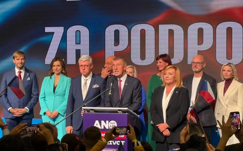Vítězem sněmovních voleb je podle propočtu hnutí ANO, druhé skončilo Spolu