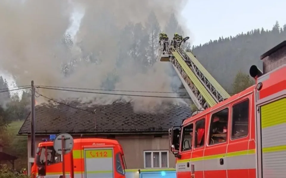 Požár střechy domu na Frýdecko-Místecku zaměstnal tři jednotky hasičů