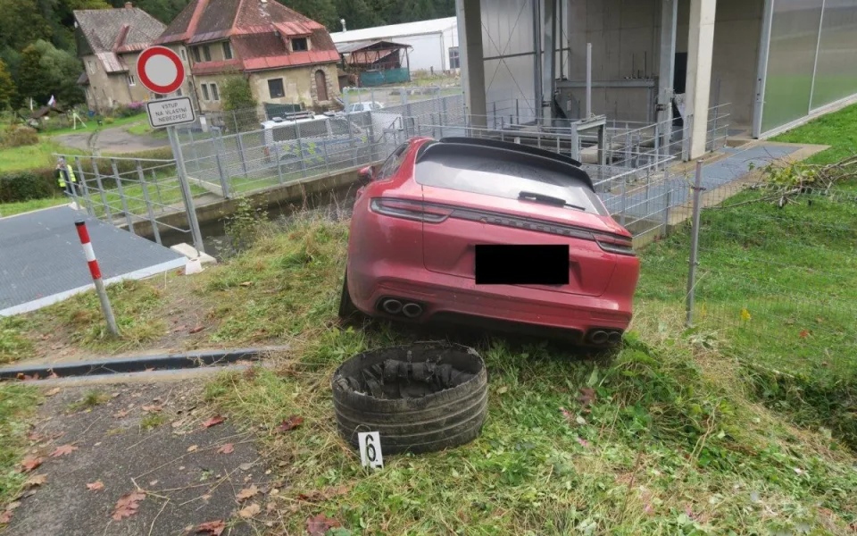 Policejní honičky za kradenými auty na Liberecku. Porsche i Audi Q7 zloději nabourali