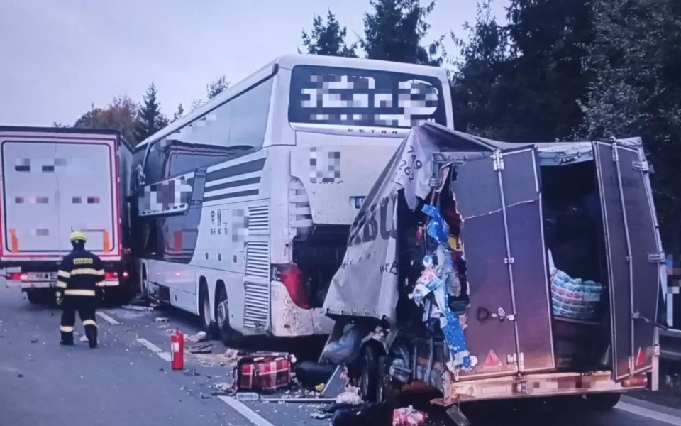 Na dálnici ráno boural autobus se 40 cestujícími. Střetl se s náklaďákem