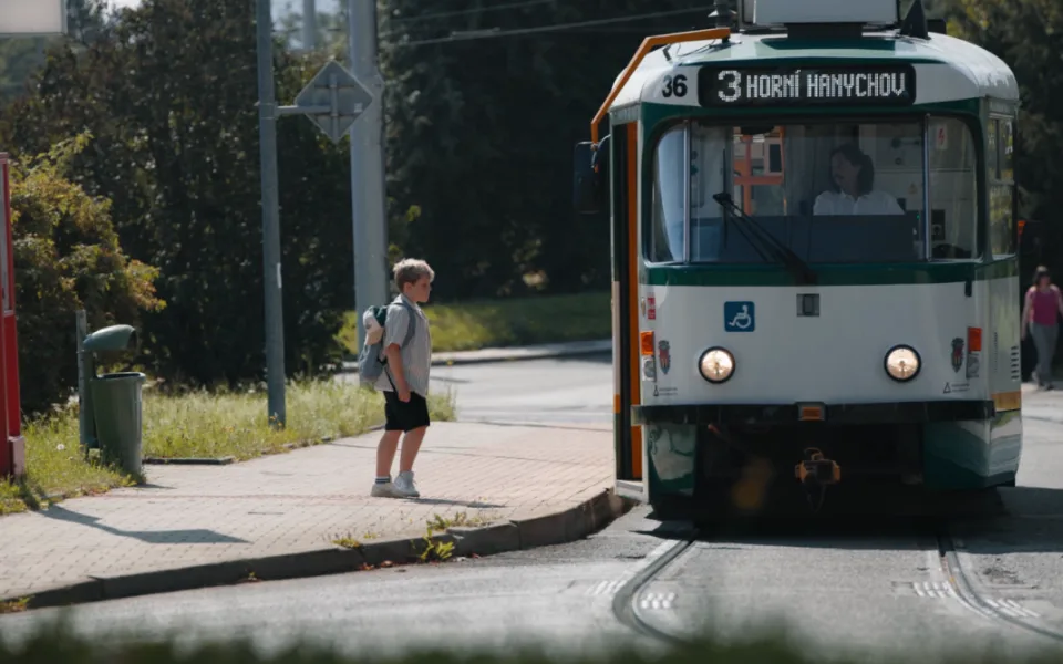 Příběh s tramvají, který může zachránit dětský život, se natáčel v Liberci