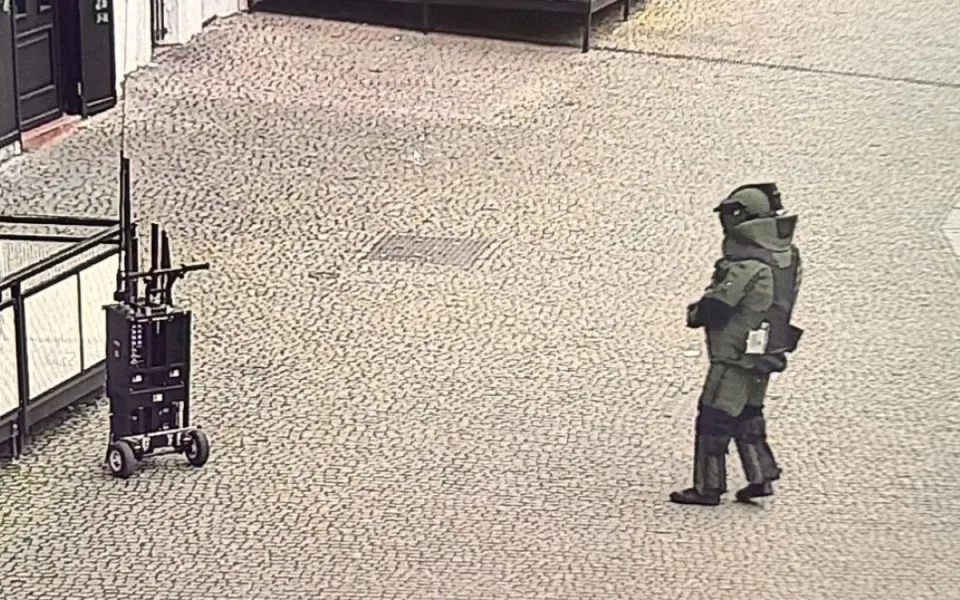 Ostrý zásah pyrotechnika u pomníku Díky, Ameriko. Nacházel se tam podezřelý kufr