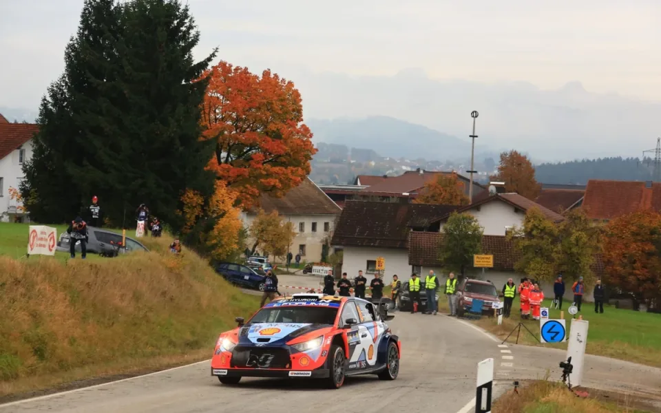 Rovanperä míří za vítězstvím ve Středoevropské rallye, Ogiera zbrzdila havárie.