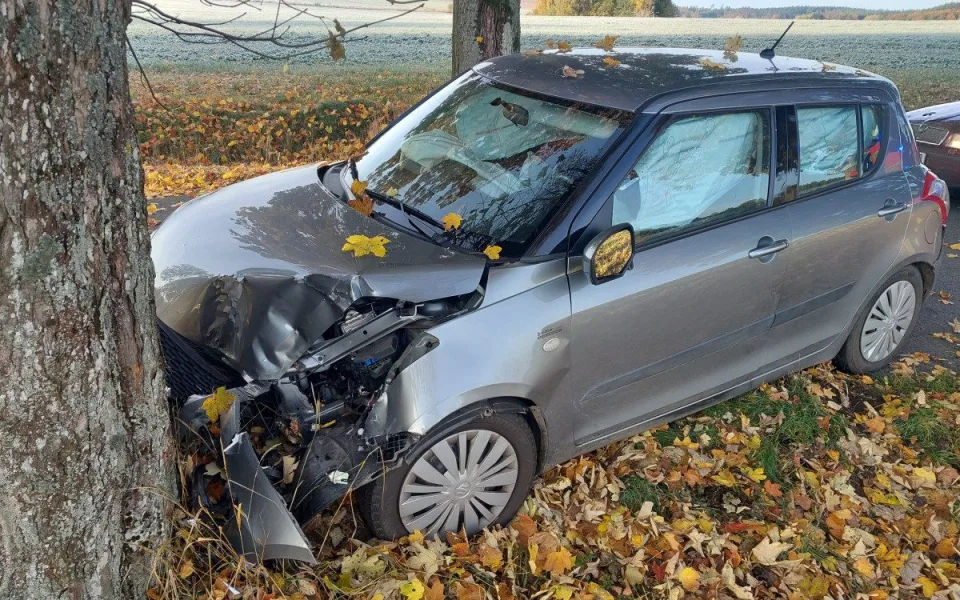 Senior skončil v nemocnici, jeho vůz zastavil až náraz do druhého stromu. Foto: Se svolením Policie ČR