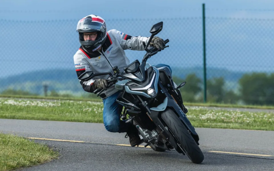 Motorkářů na silnicích neubylo. Riziko vážných nehod je na podzim vyšší.