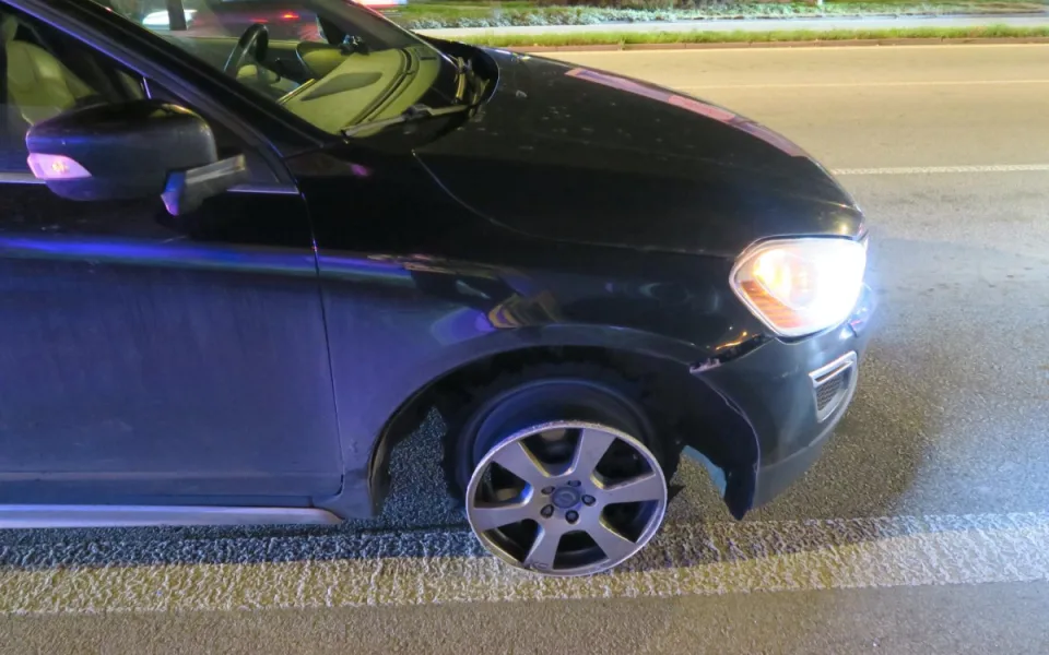 Opilý řidič ignoroval defekt. Po ráfku ujel přes 20 kilometrů
