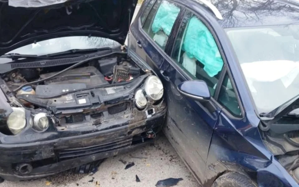 Řidič v Třešti se při odbočování srazil s řidičkou. Tu si převzali zdravotníci 