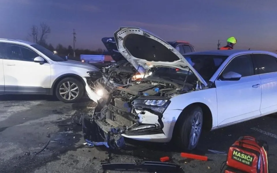 U Křoví se na křižovatce srazila tři auta, škoda je téměř půl milionu. Foto: Se svolením Policie ČR