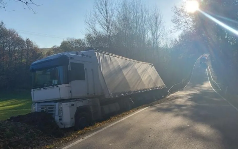 Řidič kamionu s blokovaným řidičákem naboural, když se vyhýbal autu v protisměru. Foto: Se svolením Policie ČR