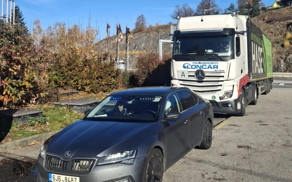 Policisté na dálnici sledovali řidiče kamionů, zastavili i ženu bez pod vlivem drog