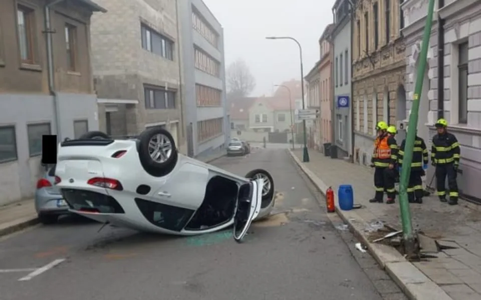 V centru Třebíče ráno skončilo auto na střeše, řidič i jeho spolujezdec se zranili. Foto: Se svolením Policie ČR
