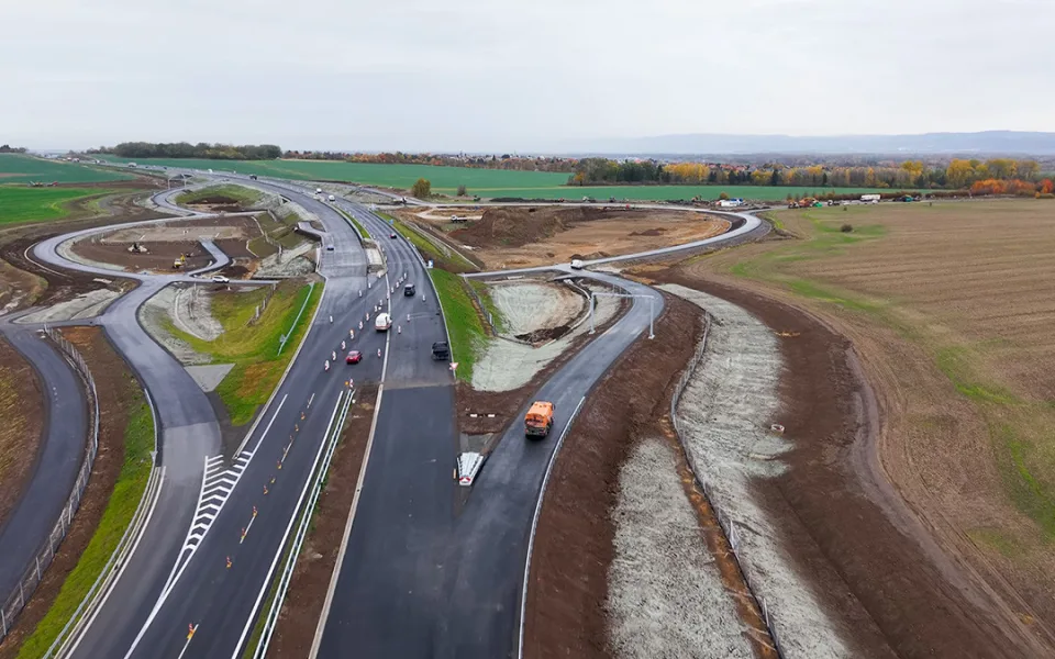 Dokončovaná mimoúrovňová křižovatka Křelov na D35 u Olomouce