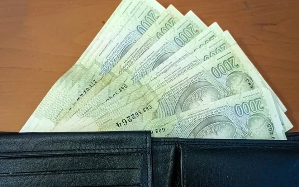 Poctivý cizinec přinesl na policii peněženku naditou dvoutisícovými bankovkami