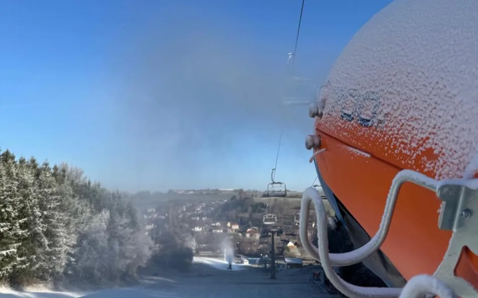 Skiareály na Vysočině už vyrábí sníh, vlekaři se však obávají oblevy. Foto: Se svolením Ski areálu Luka nad Jihlavou