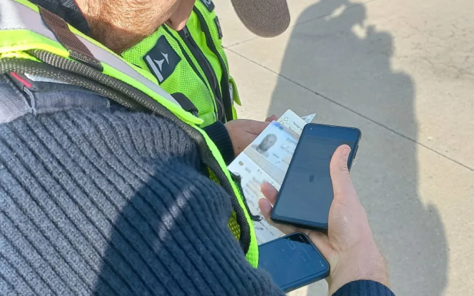 Padělek pasu i nelegální pobyt. Policisté zkontrolovali tisíc cizinců v kraji