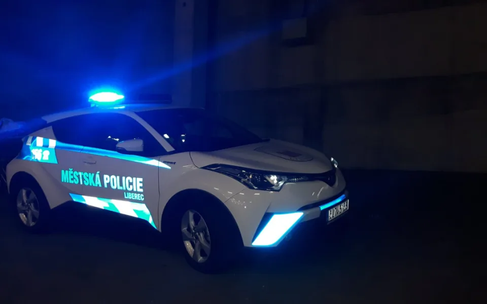 Sklepní zloděj řádil v noci v Uhlířské ulici v Liberci, dopadli ho strážníci