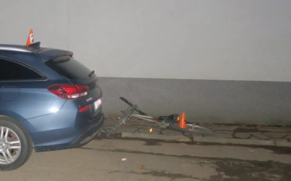 Opilý cyklista narazil do auta, motorkář sletěl do příkopu. Oba nadýchali 2,5 promile