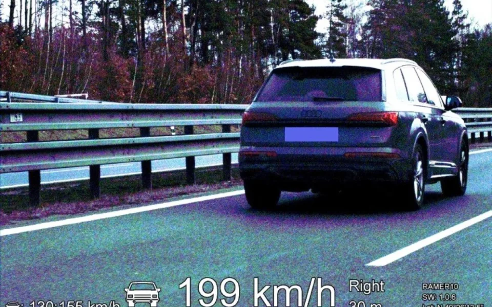 Dva závodníci v BMW a Audi na D1. Jeden dostal na místě i tučnou pokutu