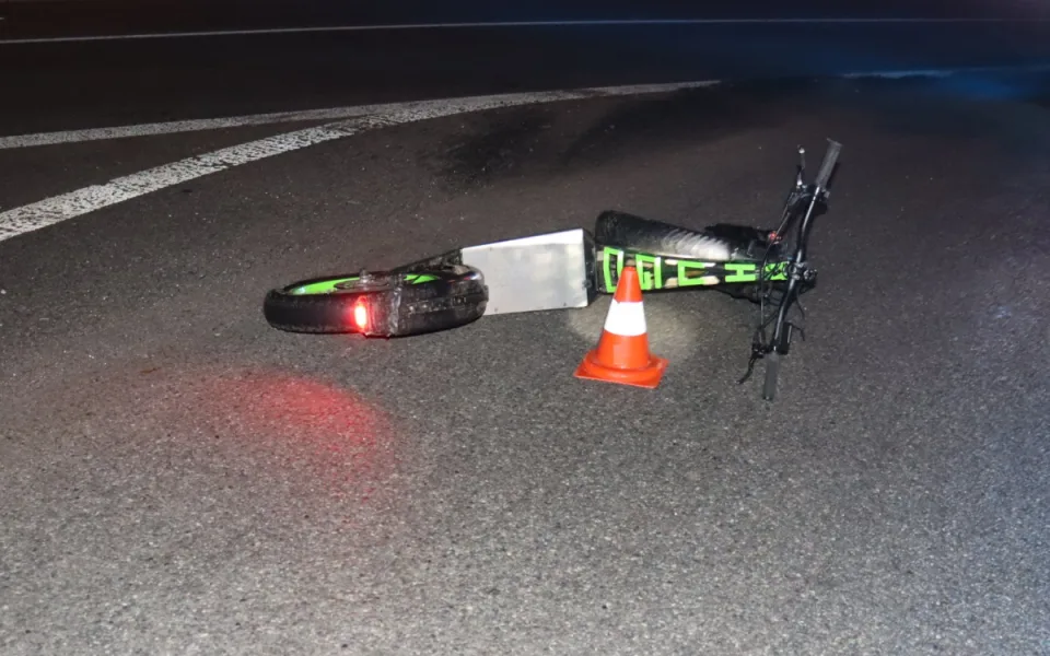 U havarované koloběžky našli policisté stát opilého muže. Řekl, že byl spolujezdec. Foto: Se svolením Policie ČR