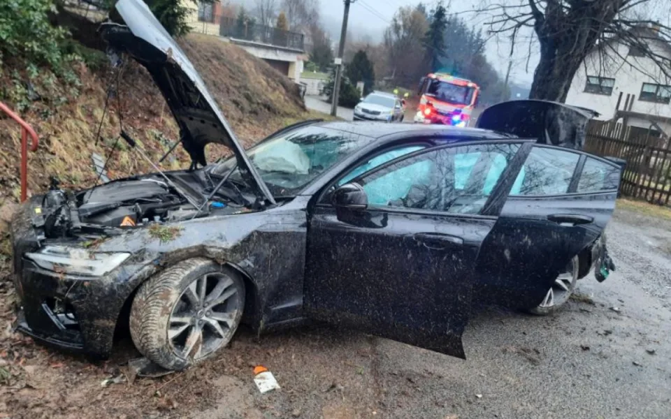 Policisty zaujal muž, který se schovával pod volant. Pak zběsile ujížděl a havaroval